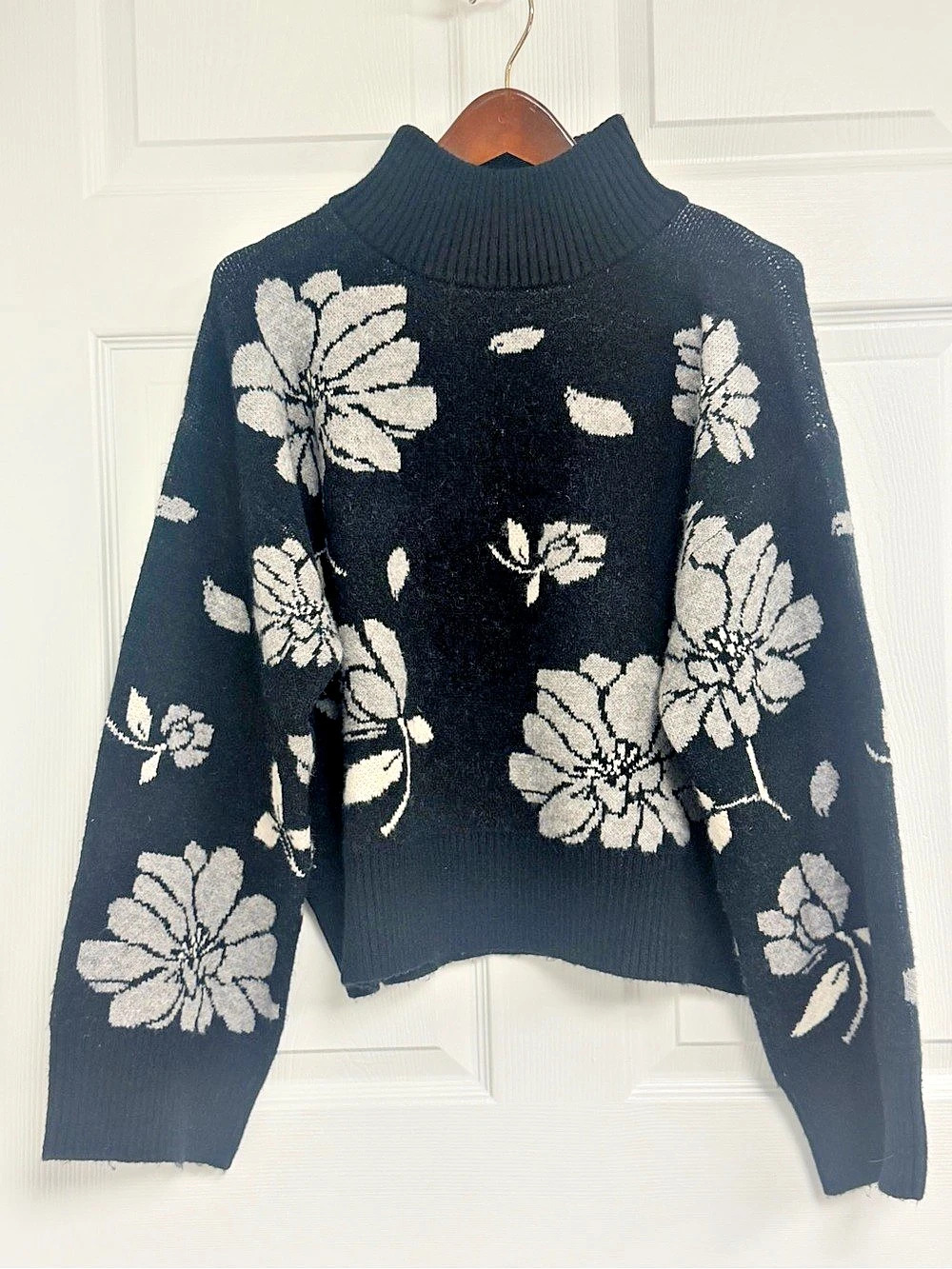 PROMESA Floral Turtleneck Sweater in Black & Gray Like New